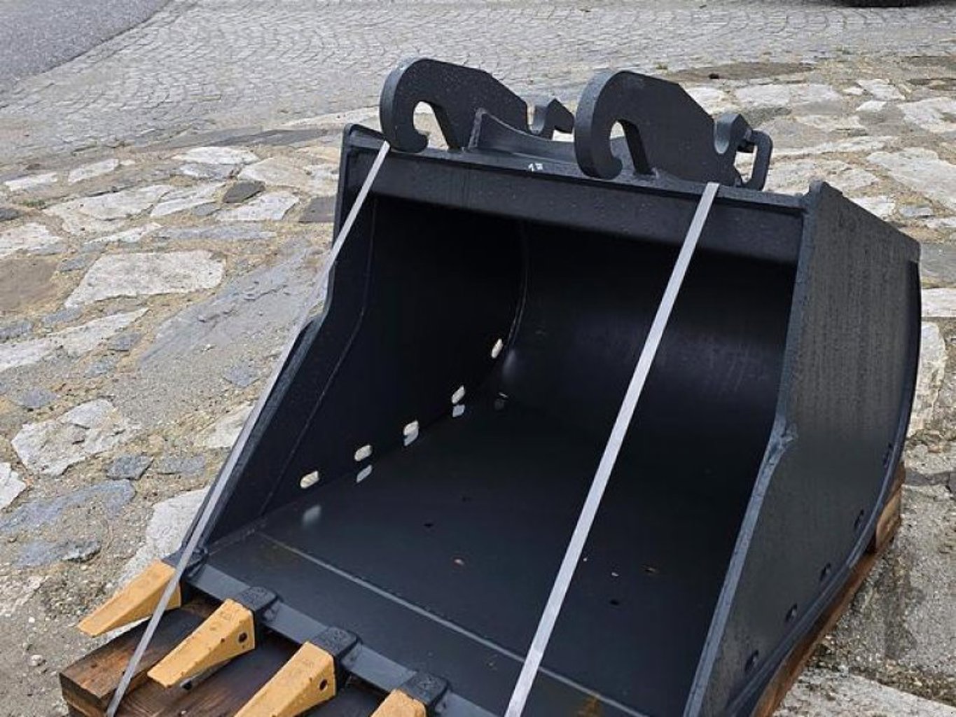 Big Dutchman 90cm Tieflöffel mit CW10 Verachtert Aufnahme Big Dutchman 90cm Tieflöffel mit CW10 Verachtert Aufnahme