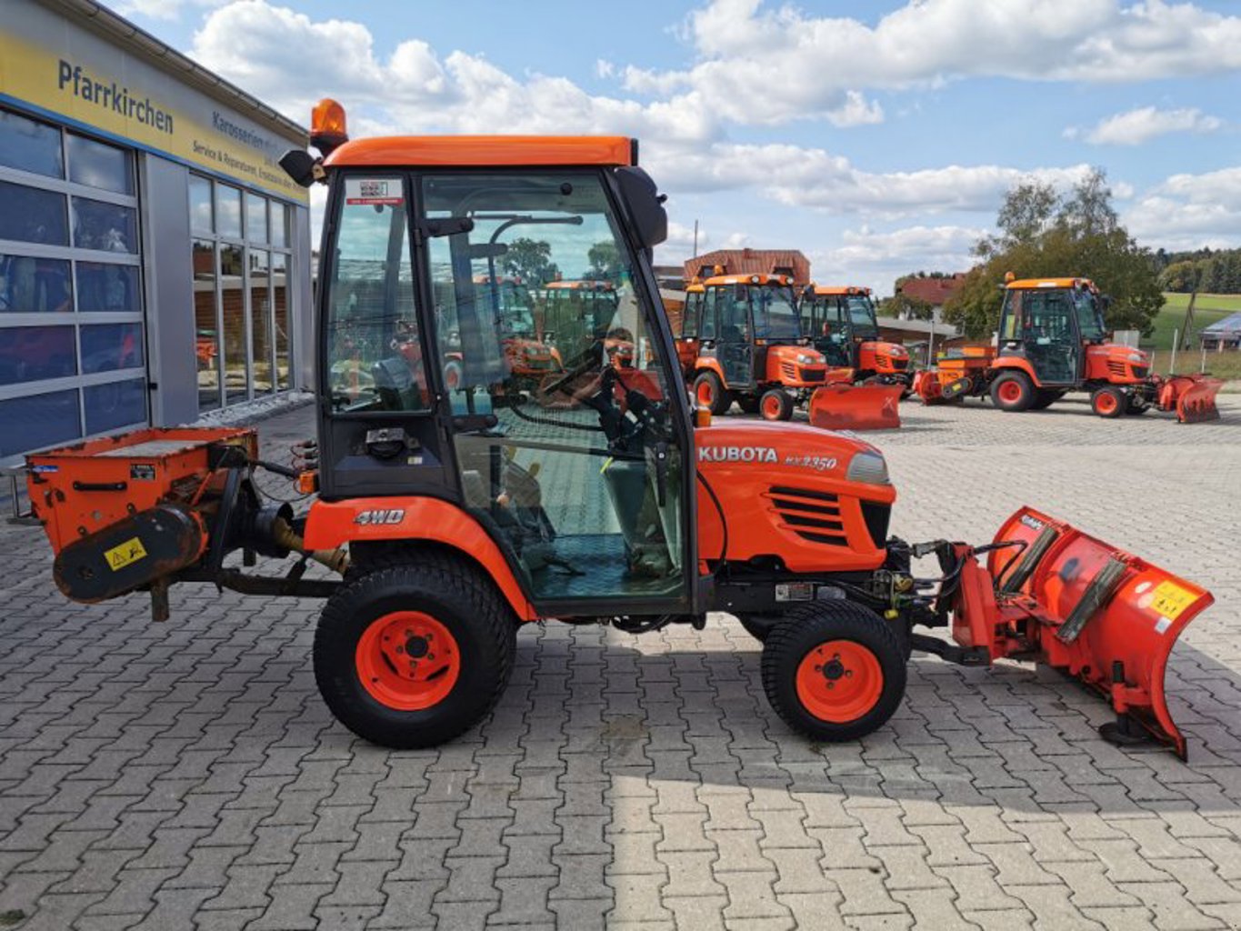 Kubota BX 2350 Allrad Hydrostat alle inkl. Schneeschild 1.40m und Streugerät Kubota BX 2350 Allrad Hydrostat alle inkl. Schneeschild 1.40m und Streugerät