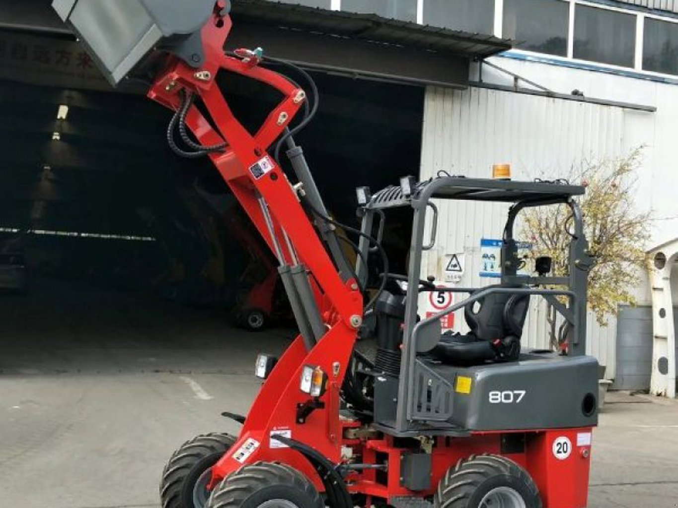 schieder 807E – Elektro-Hoflader 72 V mit 800 kg Hubkraft schieder 807E – Elektro-Hoflader 72 V mit 800 kg Hubkraft