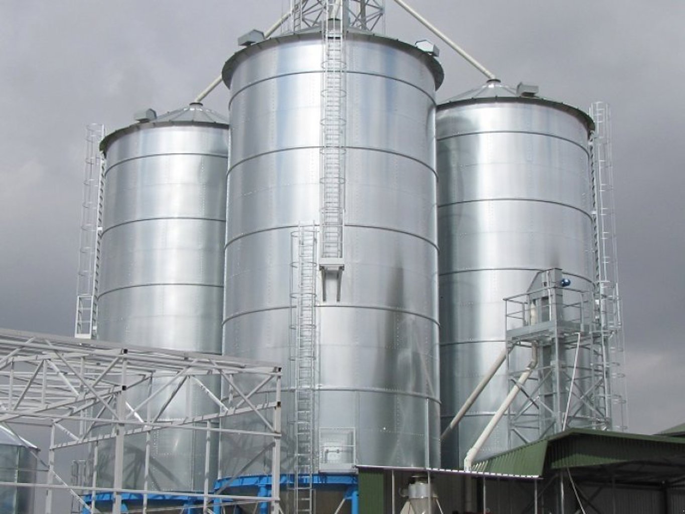 Sonstige Glattwandsilos mit Trichterauslass Sonstige Glattwandsilos mit Trichterauslass