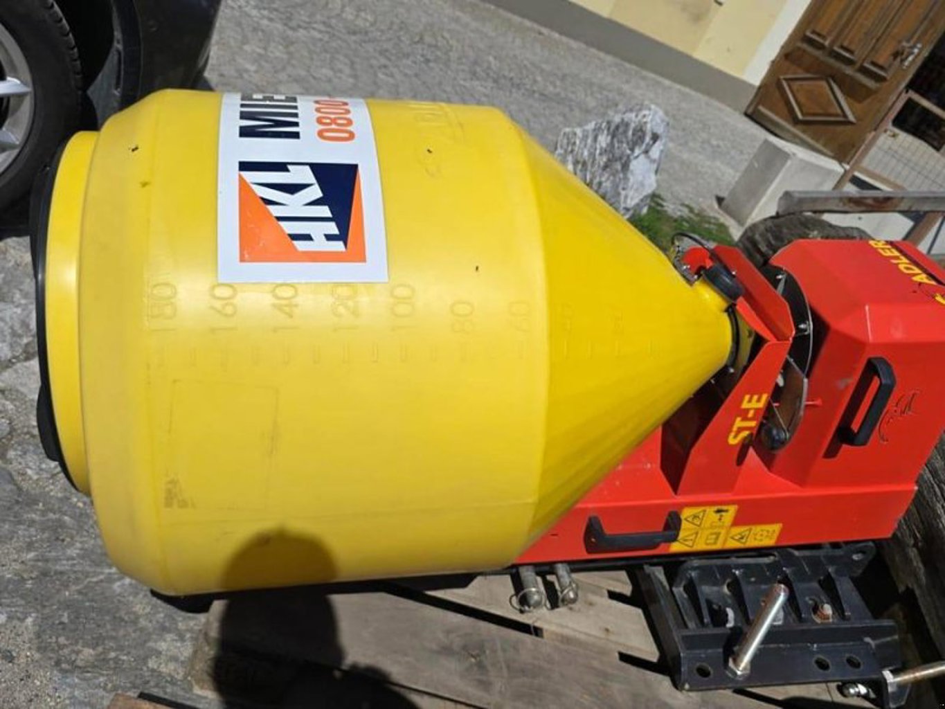 Adler Arbeitsmaschinen ST-E 200L Sand und Splittstreuer Adler Arbeitsmaschinen ST-E 200L Sand und Splittstreuer